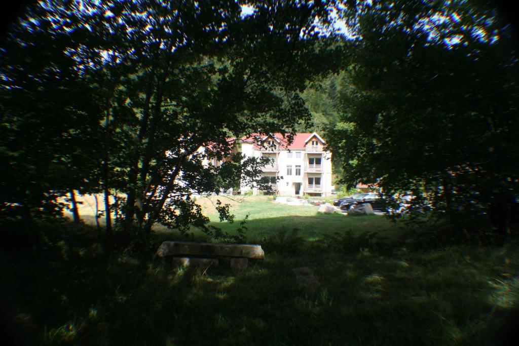 ein Haus inmitten eines Feldes mit Bäumen in der Unterkunft Résidence du Château Lublin in La Bresse