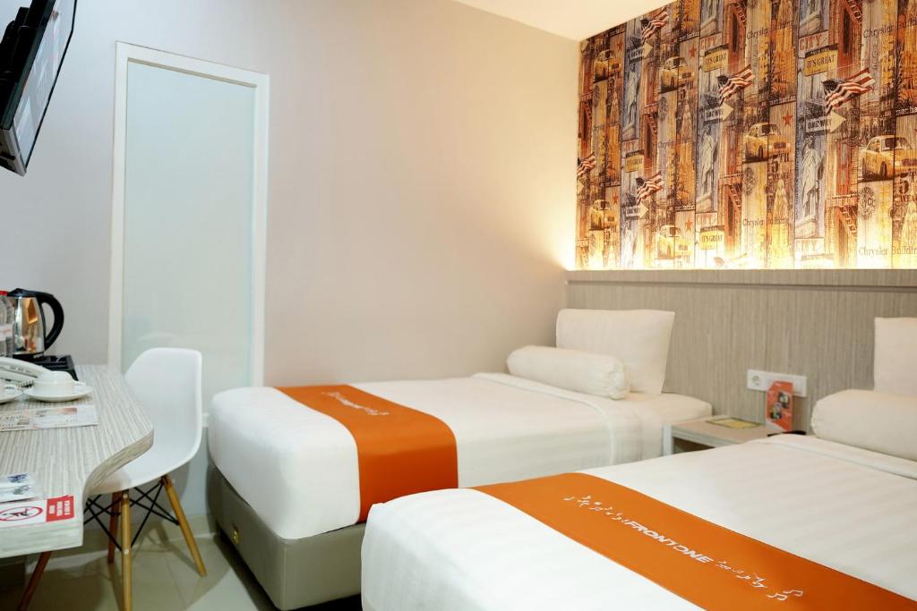 Letto o letti in una camera di Front One Hotel Sragen