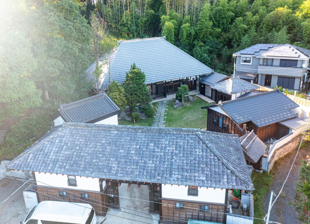 an overhead view of a house with roofs at 一宿一景一生縁-千葉県四街道店 in Yotsukaidō