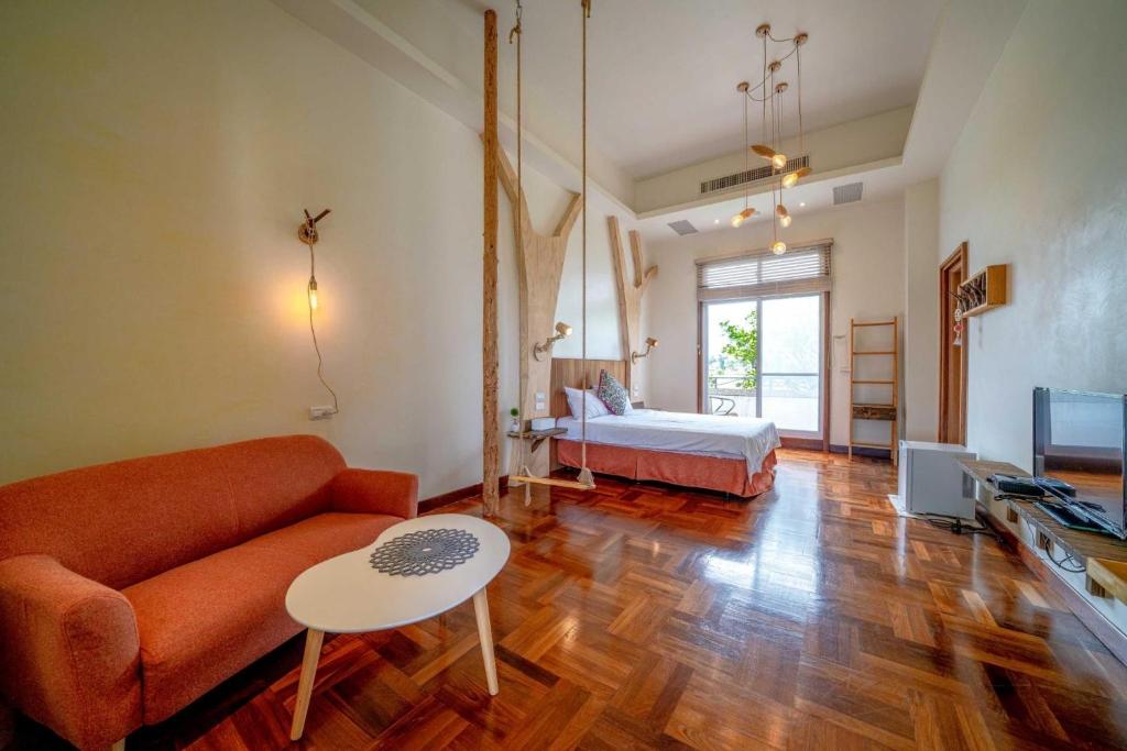 a living room with a couch and a bed at Yun Tien Feng Chuan B&amp;B in Dongshan