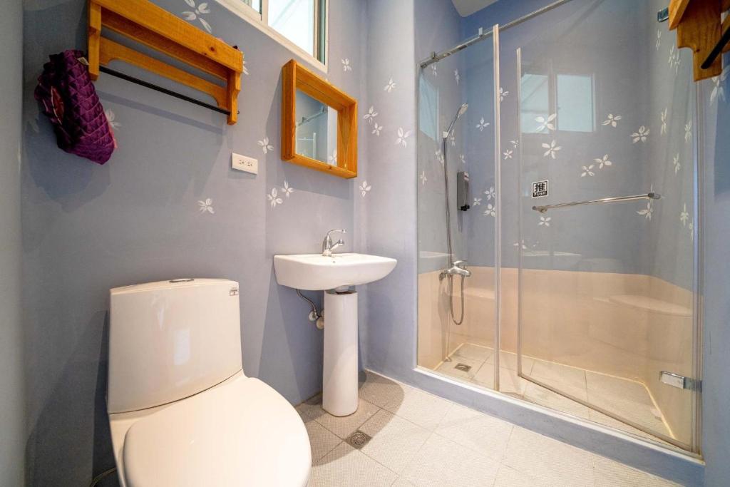 a bathroom with a toilet and a shower and a sink at Yun Tien Feng Chuan B&amp;B in Dongshan