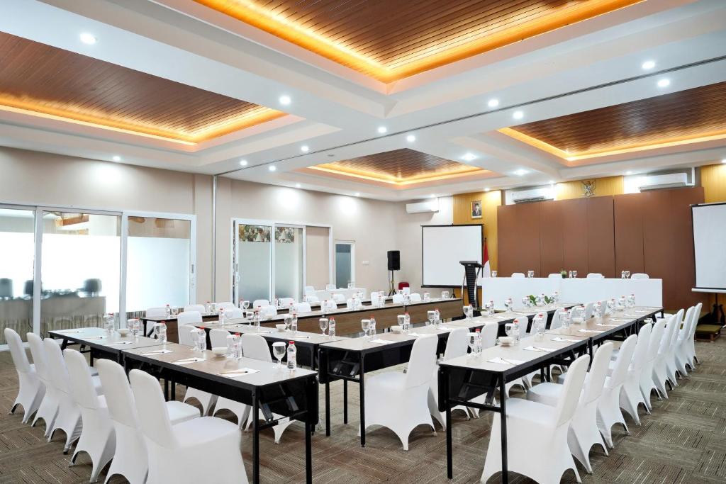 Zona business o sala conferenze di Front One Hotel Sragen