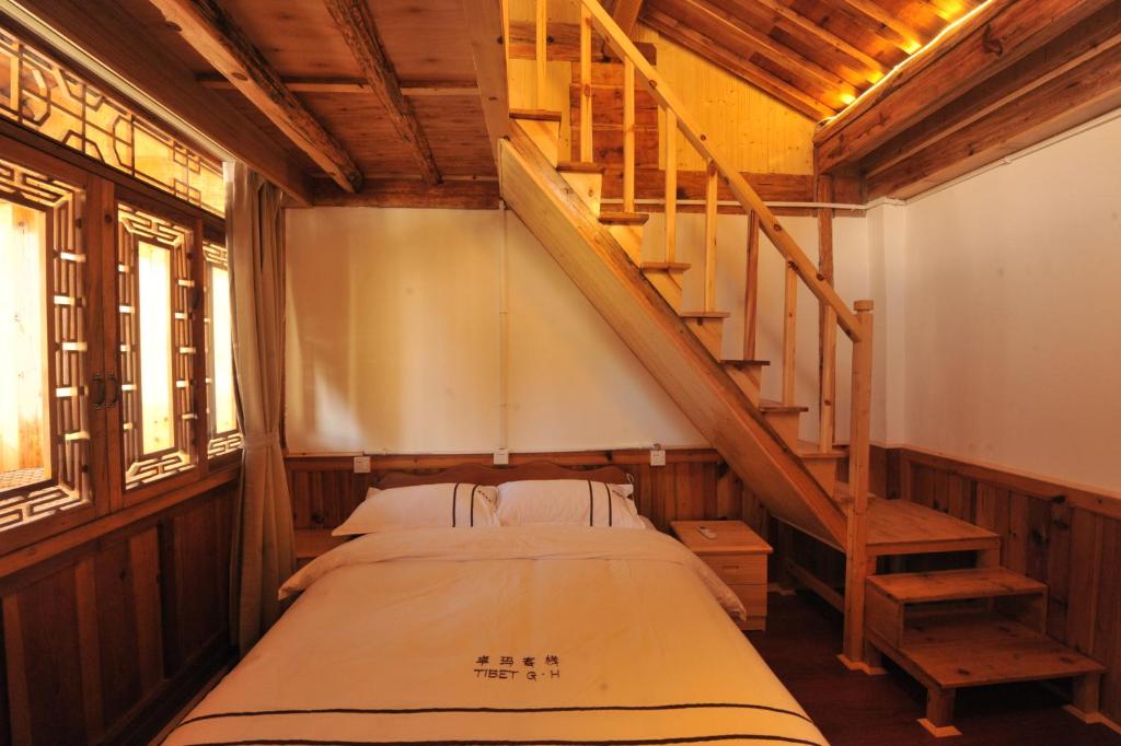 Postel nebo postele na pokoji v ubytování TIBET Guest house 虎跳峡卓玛客栈