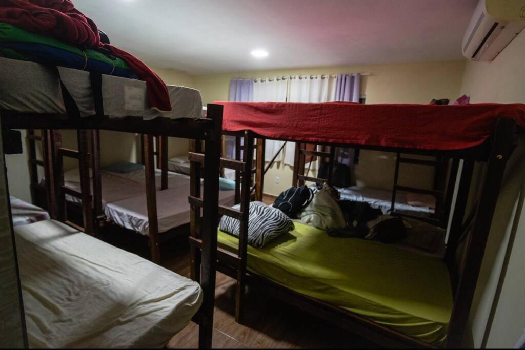 - un ensemble de lits superposés dans une chambre dans l'établissement Rancho Romanichen, à Itaboraí