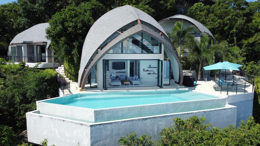 Bazén v ubytování Moonshadow - Multiple Award Winning Villa in Chaweng Noi nebo v jeho okolí