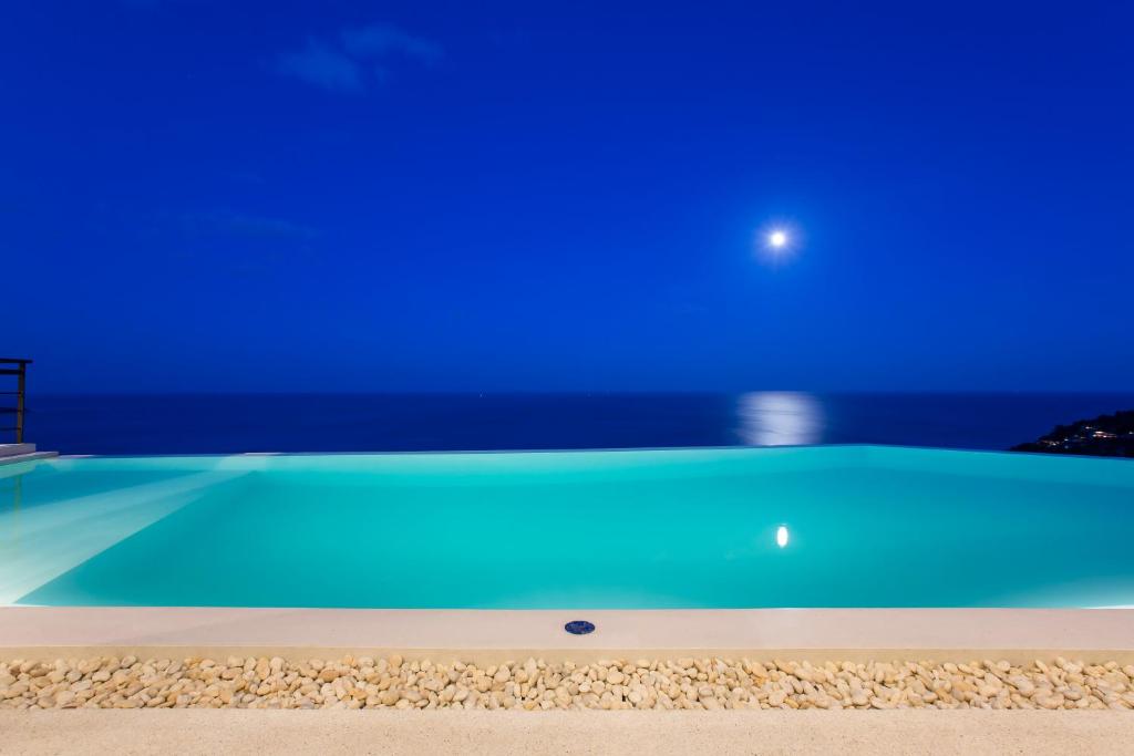 Bazén v ubytování Moonshadow - Multiple Award Winning Villa in Chaweng Noi nebo v jeho okolí