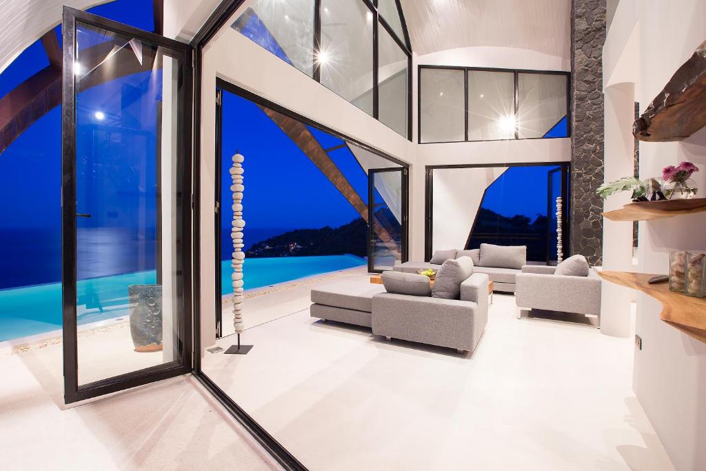 Bazén v ubytování Moonshadow - Multiple Award Winning Villa in Chaweng Noi nebo v jeho okolí