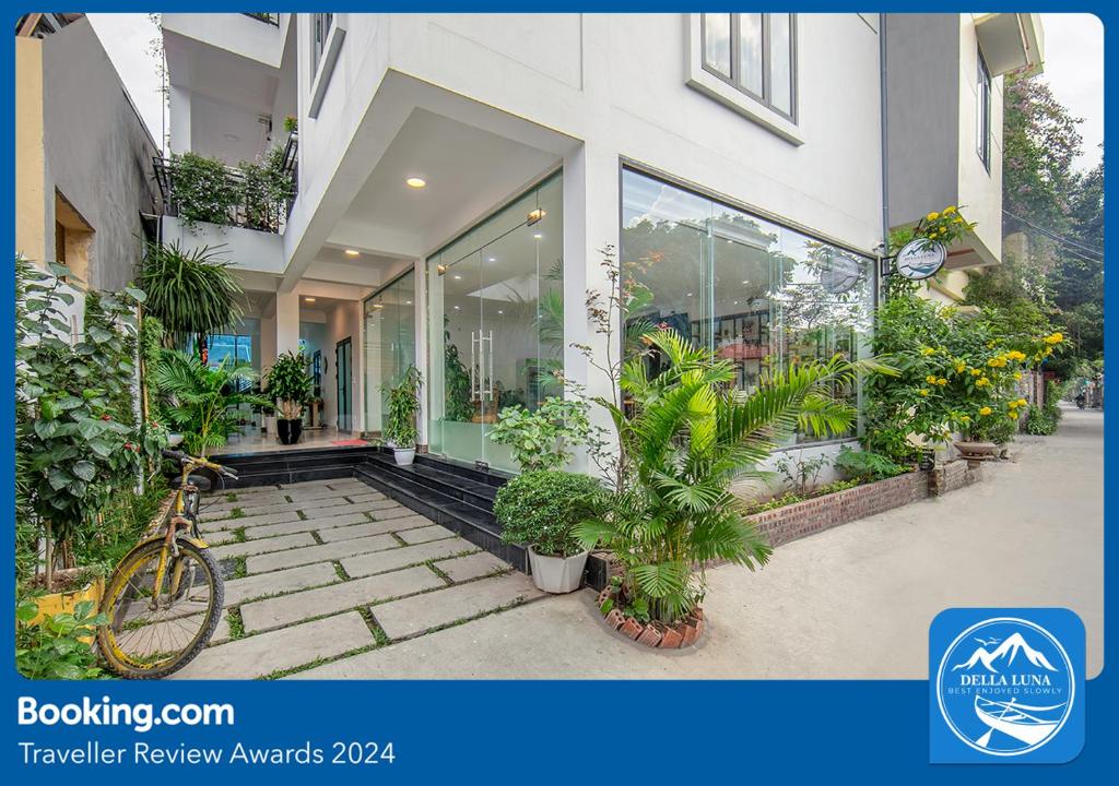 a building with plants and a bike parked outside of it at Della Luna Tam Cốc in Ninh Binh