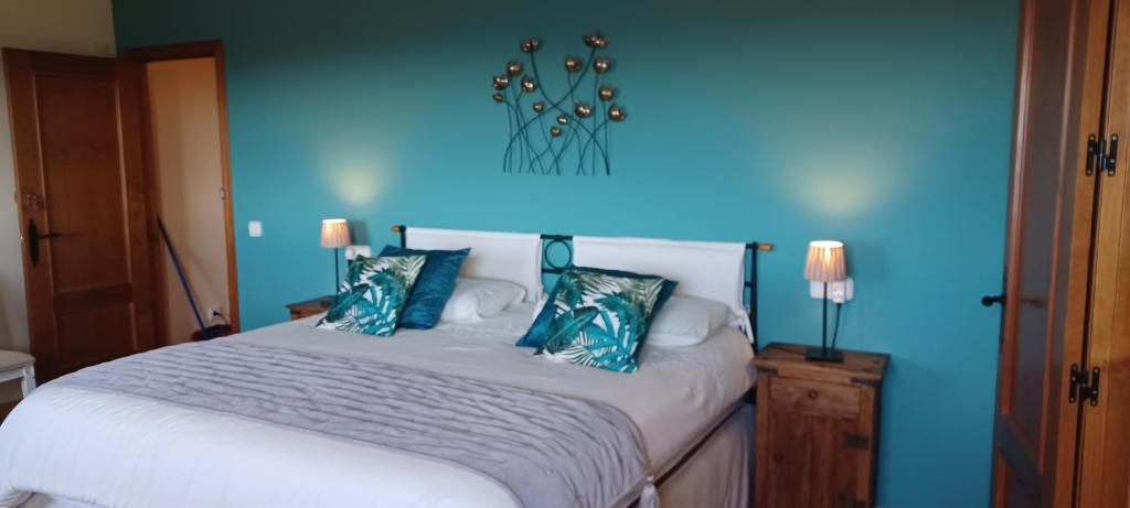 1 dormitorio con 1 cama con pared azul en Casa Roble B&B, en Cómpeta