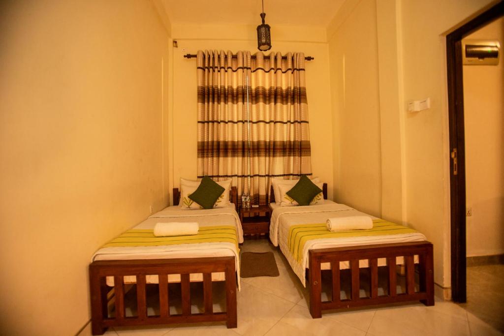 Postel nebo postele na pokoji v ubytování Evergreen Hotel Dambulla
