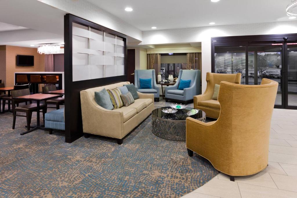 um átrio com sofás e cadeiras e uma mesa em SpringHill Suites Minneapolis Eden Prairie em Eden Prairie