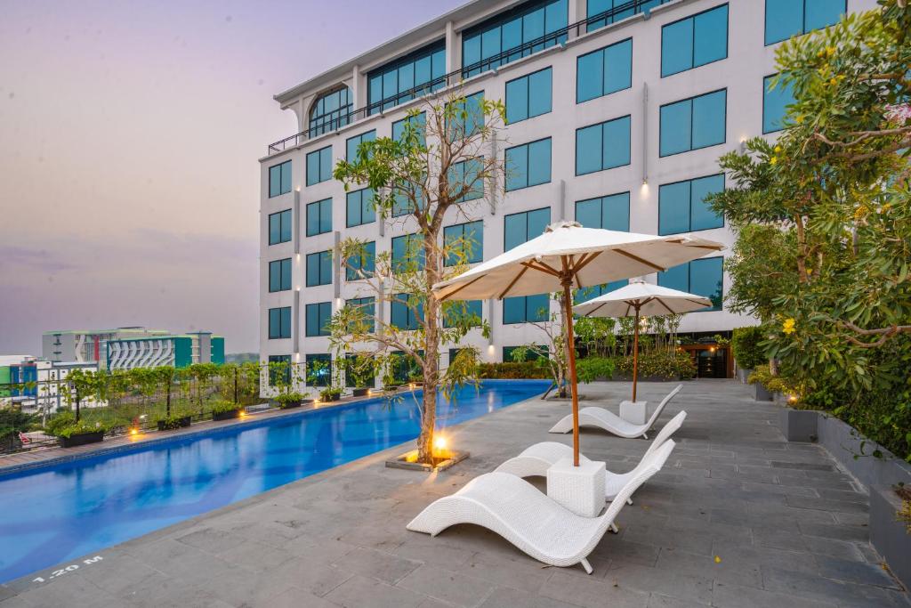 Bazén v ubytování Hotel Eastern Bojonegoro nebo v jeho okolí