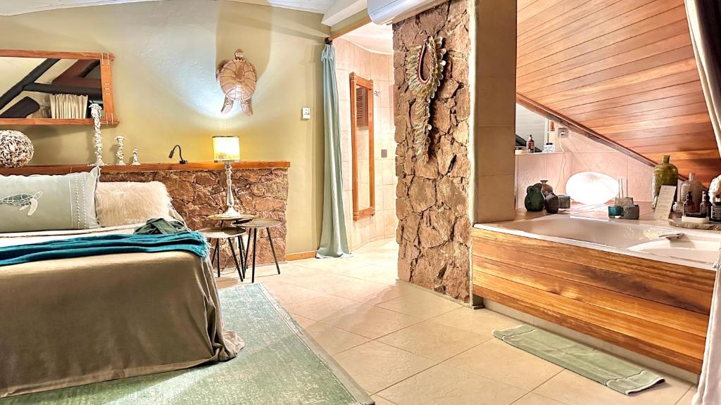 Postel nebo postele na pokoji v ubytování Château de feuilles & SPA - Praslin island