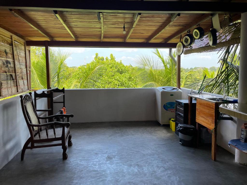 sala de estar con silla y ventana en Dinuri villa, en Tangalle