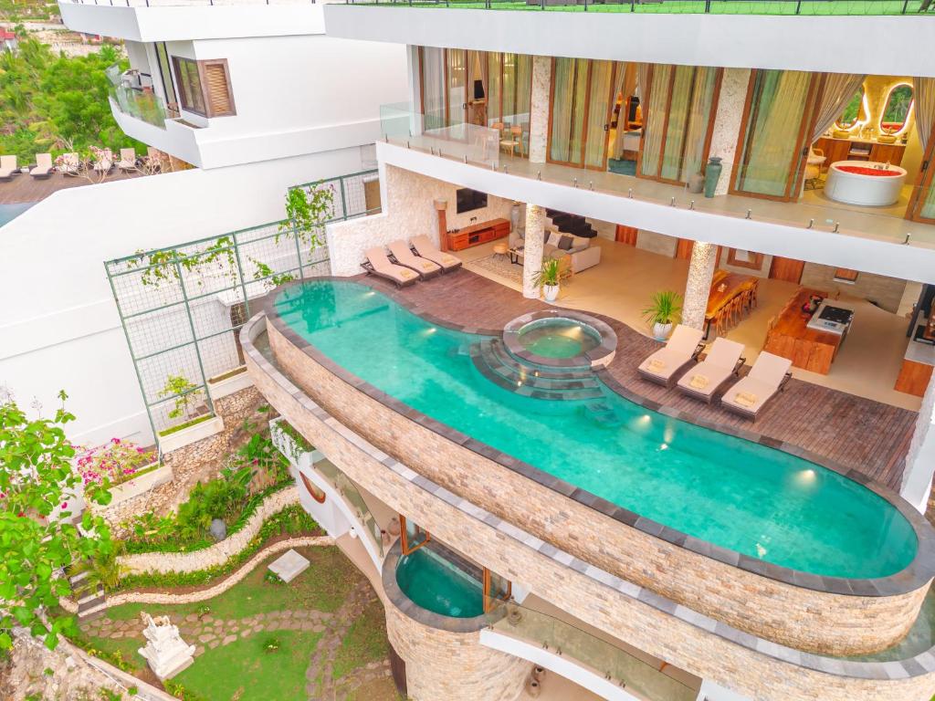 una vista aérea de un edificio con piscina en Villa Kaliente, en Nusa Penida
