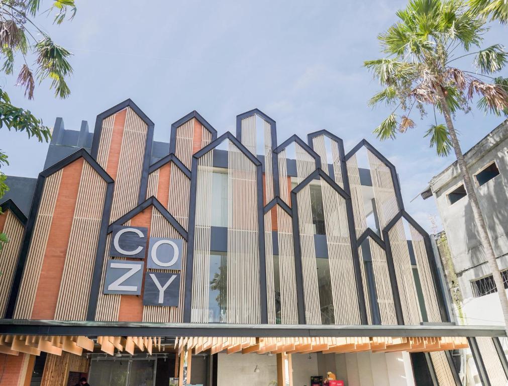 ein Gebäude mit einem Schild an der Vorderseite in der Unterkunft Cozy Stay Bali by ARM Hospitality in Seminyak