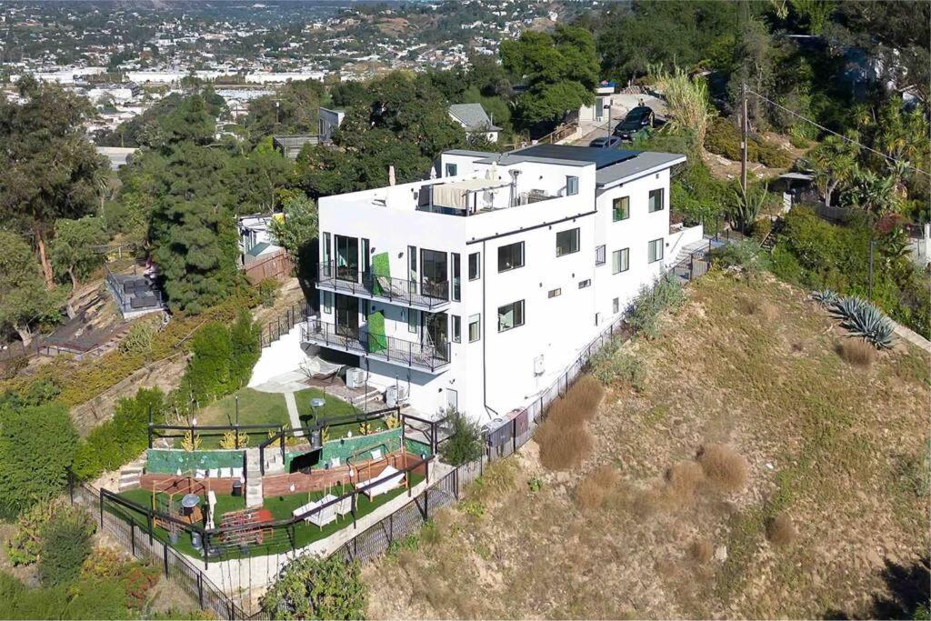 uma grande casa branca no topo de uma colina em Luxury hilltop retreat, majestic views and hot tub em Los Angeles