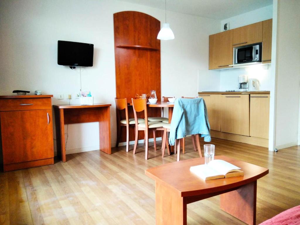 Kuchyňa alebo kuchynka v ubytovaní Résidence Pic Du Midi - Apt n°57 - Rez de Chaussée - Bâtiment Desman MAE-8774