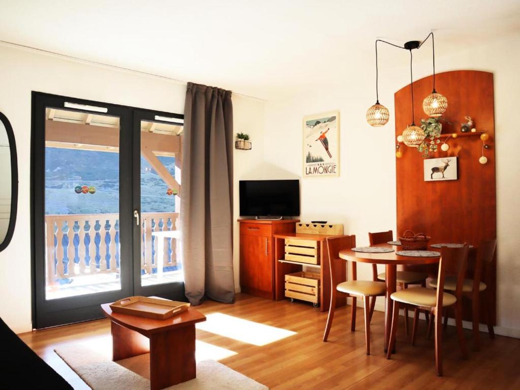 a living room with a table and a dining room at Résidence Pic Du Midi - Studio pour 4 Personnes 274 in La Mongie