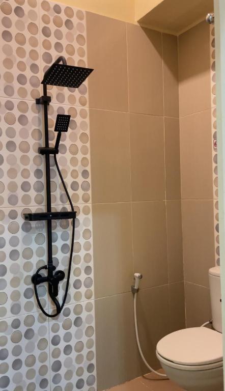 Kamar mandi di Farastha Homestay