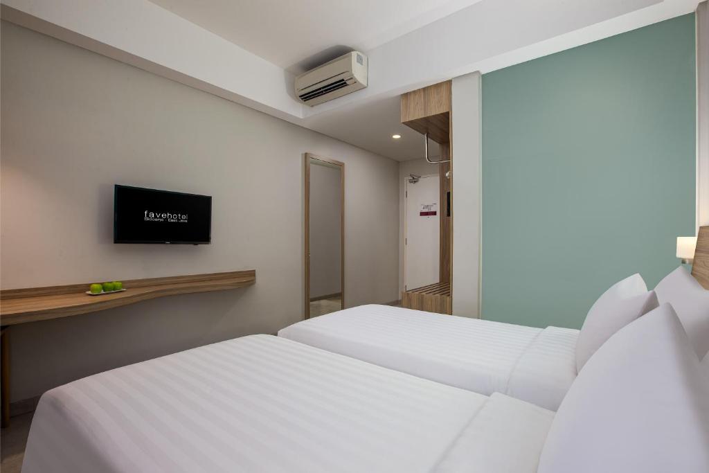 Postel nebo postele na pokoji v ubytování favehotel Sidoarjo