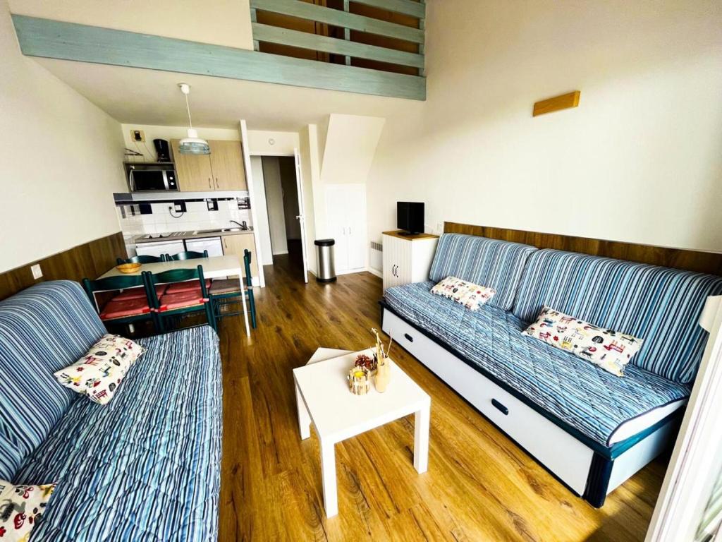 salon z kanapą i stołem w obiekcie Résidence Le Boucanier - 2 Pièces pour 6 Personnes 964 w mieście Vieux-Boucau-les-Bains