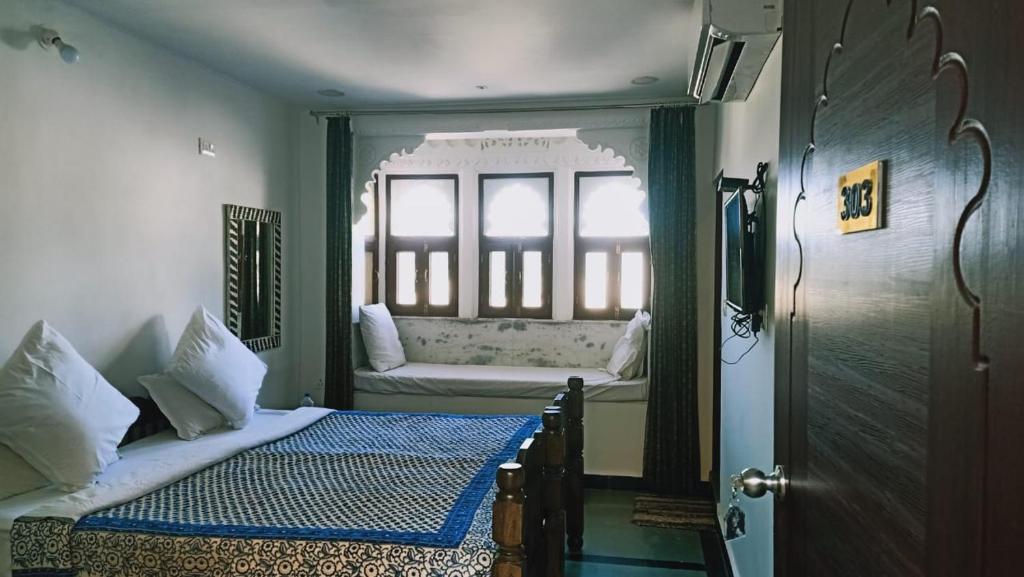 Cama o camas de una habitación en Hotel Mewari Villa