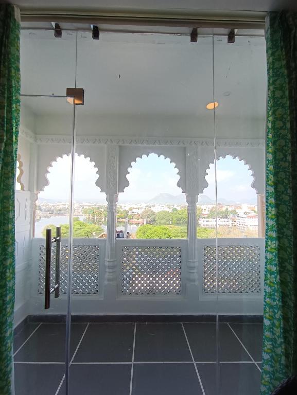 Un balcón o terraza de Hotel Mewari Villa