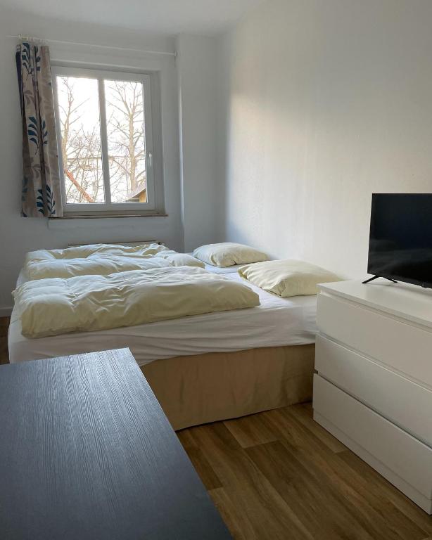 een slaapkamer met 2 bedden en een raam bij 3 Zimmer für 4 Personen - große Dachterrasse in Bremen