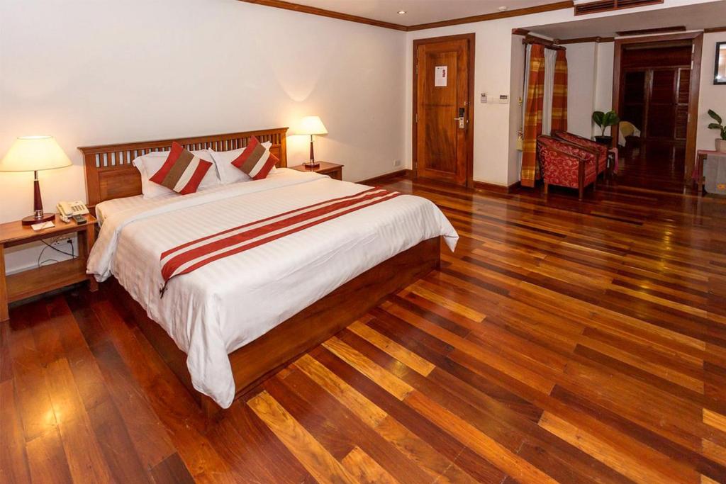 Postel nebo postele na pokoji v ubytování Cheathata CTA Hotel Siem Reap