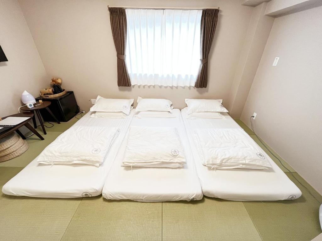 two beds in a room with a window at Light Hotel - Vacation STAY 17218v in Tokyo