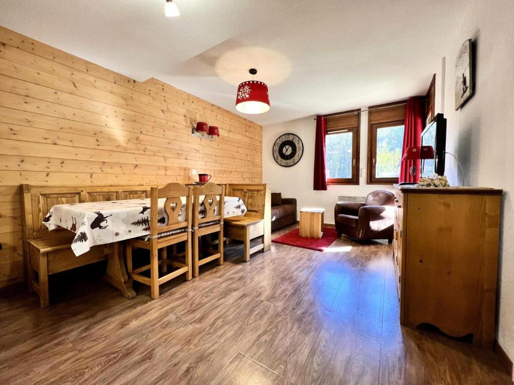 Photo de la galerie de l'établissement Les Chalets Des Evettes - Appartement six personnes, résidence avec piscine au pied des pistes MAE-3074, à Notre-Dame-de-Bellecombe
