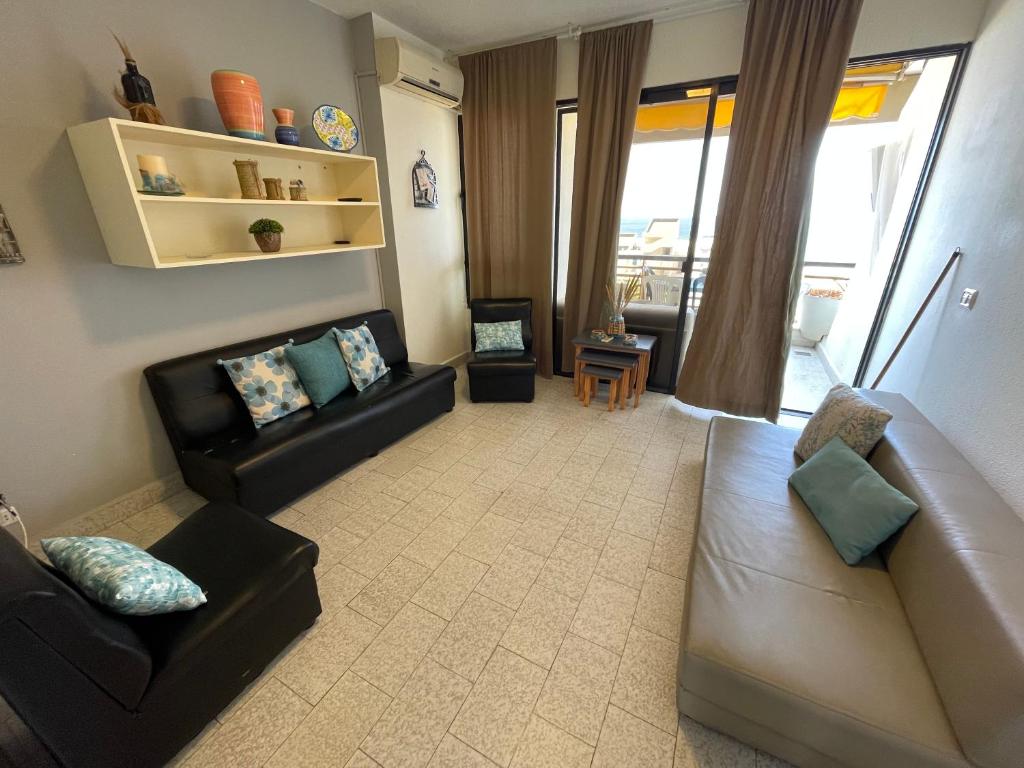 sala de estar con sofá y silla en Chalet en urbanisazion de Solemar, piscinas, tennis, futbol, Balon cesto, en Al Kaslīk