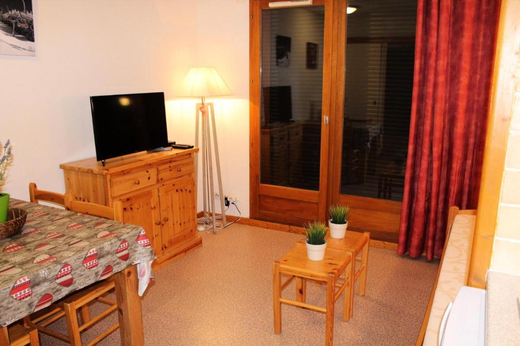 un salon avec une télévision à écran plat et un canapé dans l'établissement Résidence L'horizon Blanc - 2 Pièces pour 4 Personnes MAE-8194, à Saint-Étienne-en-Dévoluy