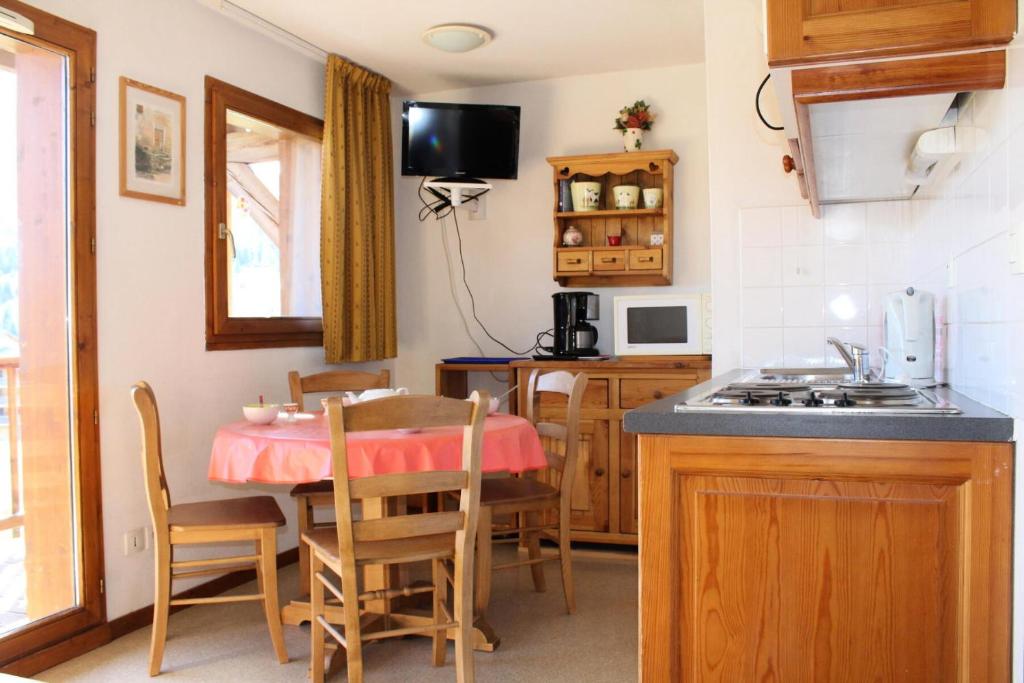 Photo de la galerie de l'établissement Les Chalets De Superd Chardon Bleu - APPARTEMENT COSY 6 PERSONNES EXPO SUD MAE-8454, à Saint-Étienne-en-Dévoluy