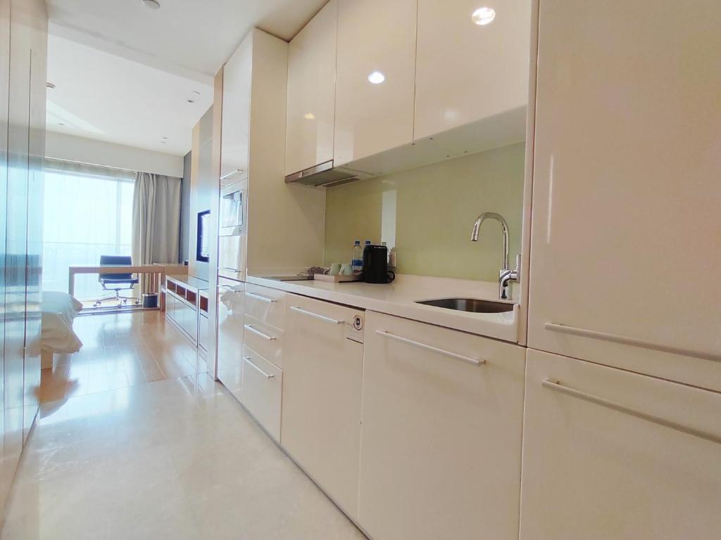 Kuchyň nebo kuchyňský kout v ubytování Snug Gaokong Jiangjing Hotel