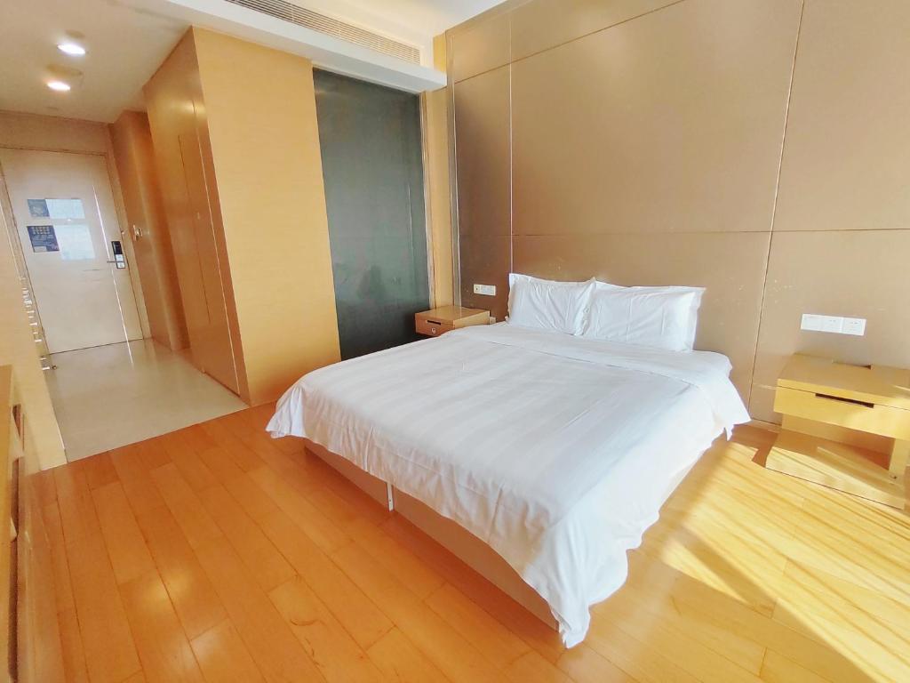 Postel nebo postele na pokoji v ubytování Snug Gaokong Jiangjing Hotel
