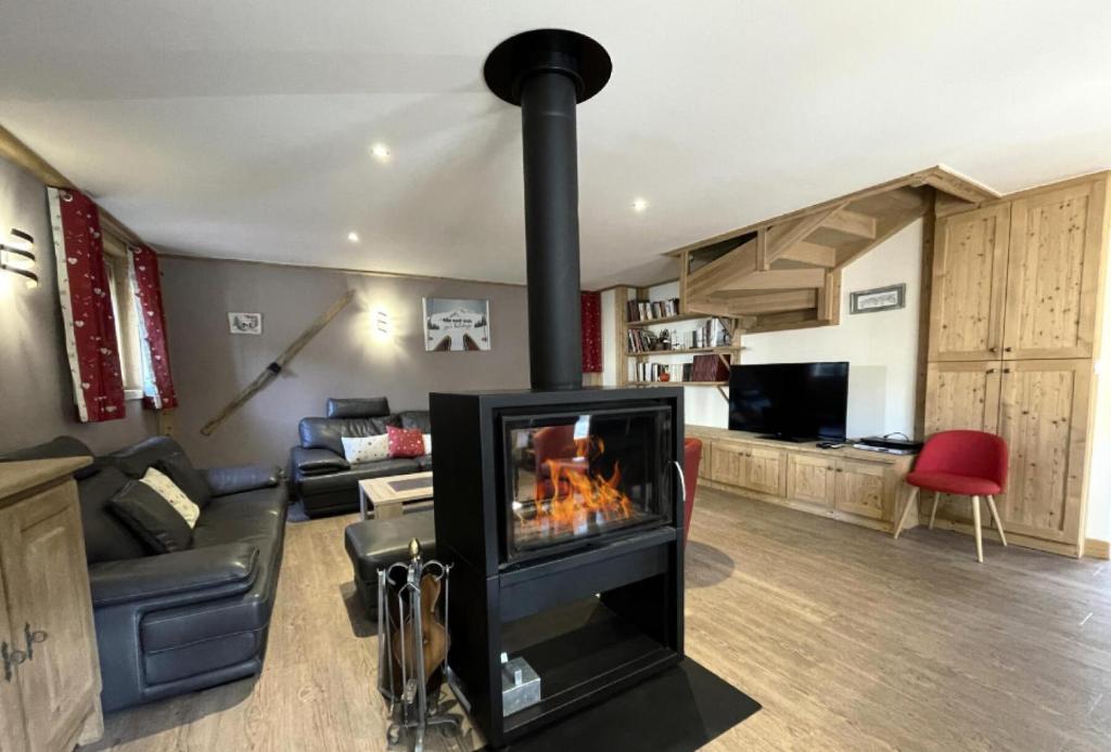 a living room with a fireplace in a living room at Chalet De Manou - Pièces 694 in Saint-Martin-de-Belleville