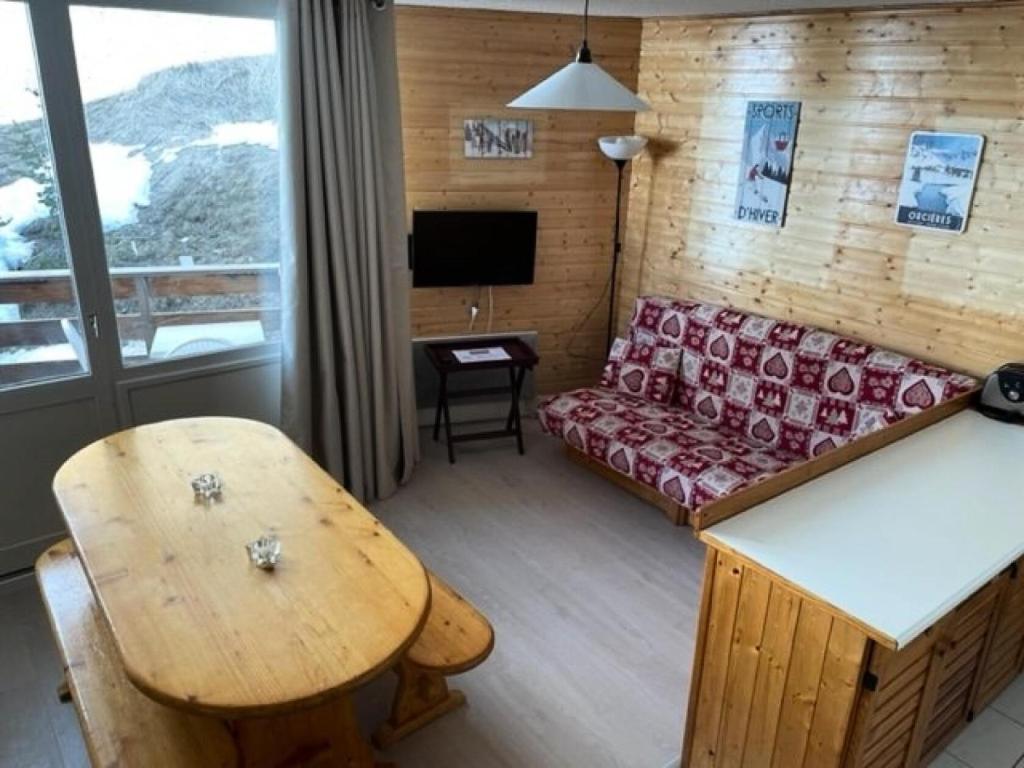 un salon avec un canapé et une table dans l'établissement Résidence Rond-point-pistes Ii - Trois pièces 7 pers. au rond point des pistes - 42B avec WIFI MAE-7094, à Orcières