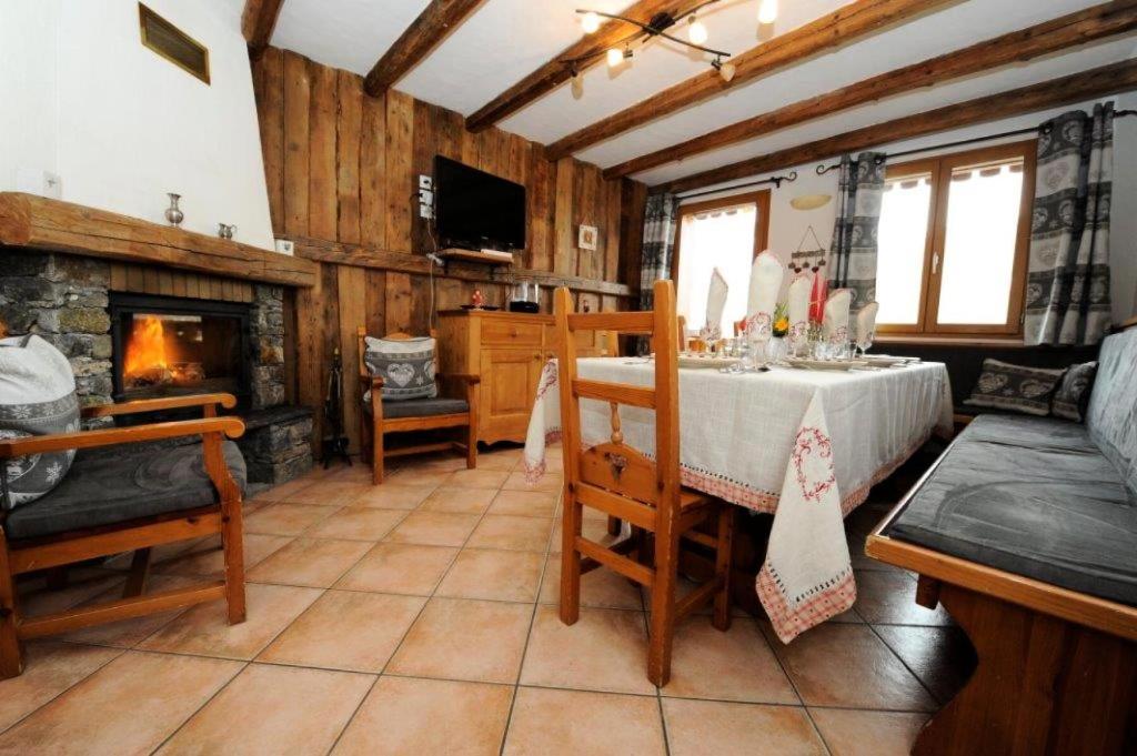 ein Wohnzimmer mit einem Tisch und einem Kamin in der Unterkunft Résidence Marie Gros - 5 Pièces pour 8 Personnes 364 in Saint-Martin-de-Belleville