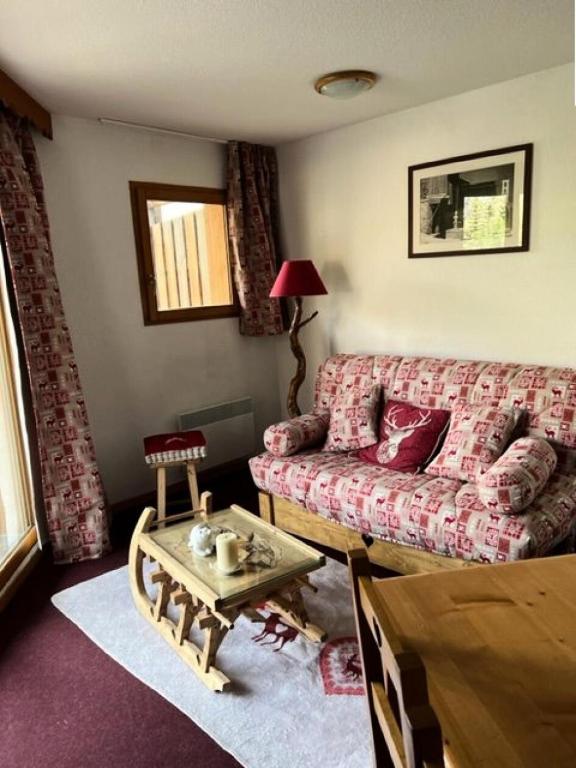 un salon avec un canapé et une table dans l'établissement Résidence Les Cristallines - TROIS PIECES 6 PERS N°001 LES CRISTALINES AVEC TERRASSE et parking MAE-8114, à Orcières