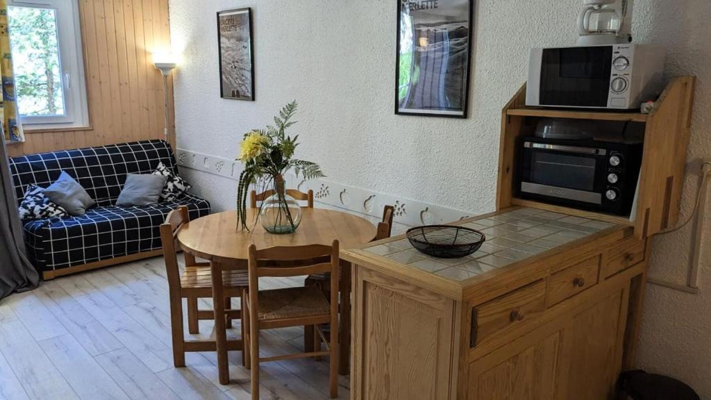 - un salon avec une table et un four micro-ondes dans l'établissement Résidence Rond-point-pistes I - Maxi studio 6 pers. au rond point des pistes n° 143 A MAE-7314, à Orcières