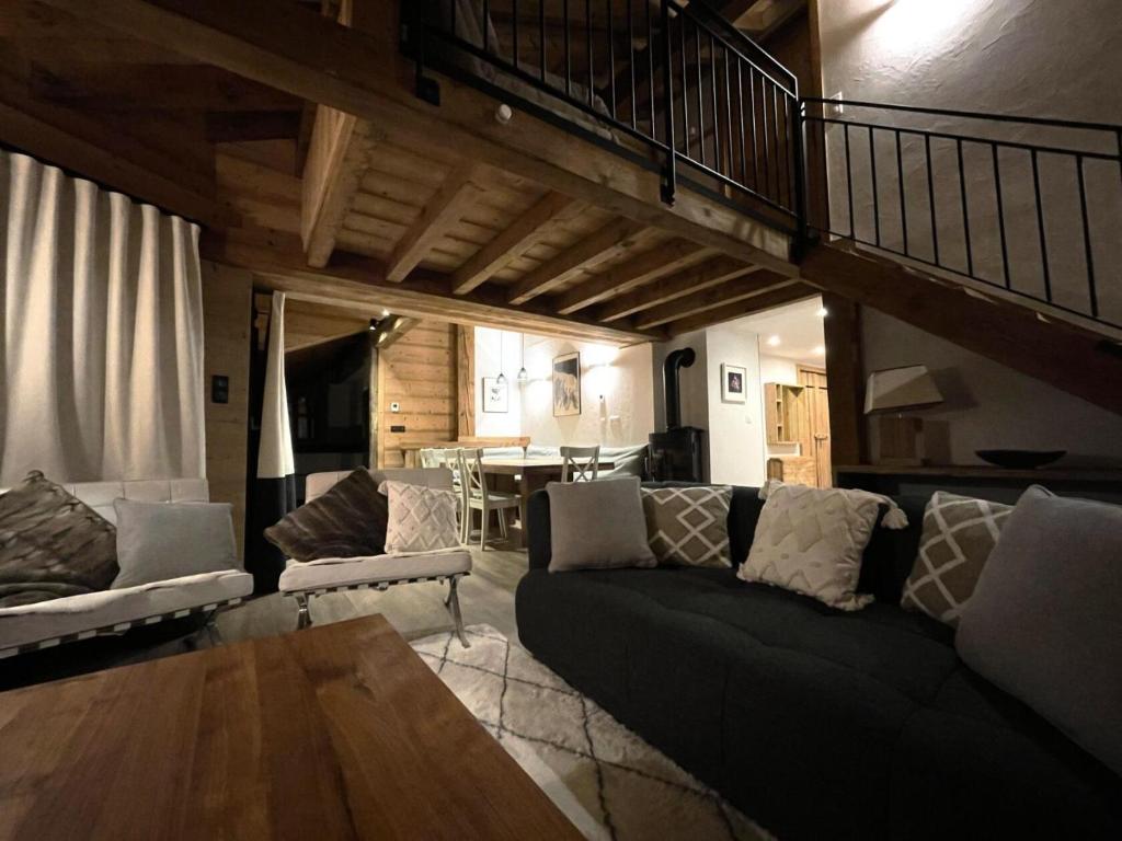 ein Wohnzimmer mit einem Sofa und einem Tisch in der Unterkunft Chalet Des Encombres - Pièces 314 in Saint-Martin-de-Belleville