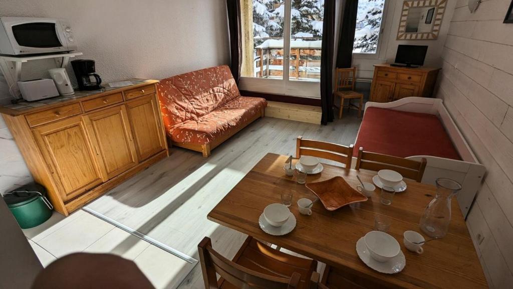 salon ze stołem i kanapą w obiekcie Résidence Rond-point-pistes I - Studio pour 6 Personnes 281 w mieście Orcières