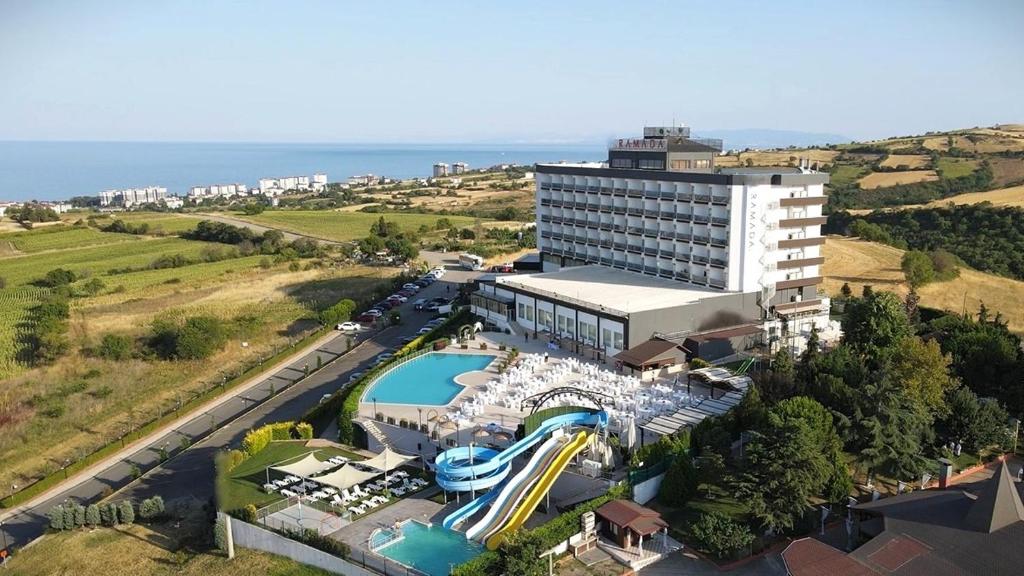 uma vista aérea de um hotel com uma piscina em Ramada by Wyndham Tekirdağ em Tekirdağ