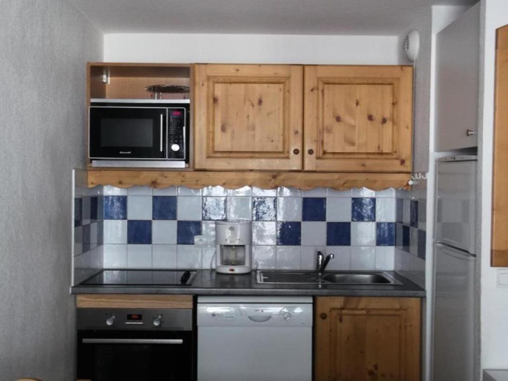 a kitchen with a sink and a microwave at Résidence BALCONS DU SOLEIL - 3 Pièces pour 6 Personnes 404 in Orcières