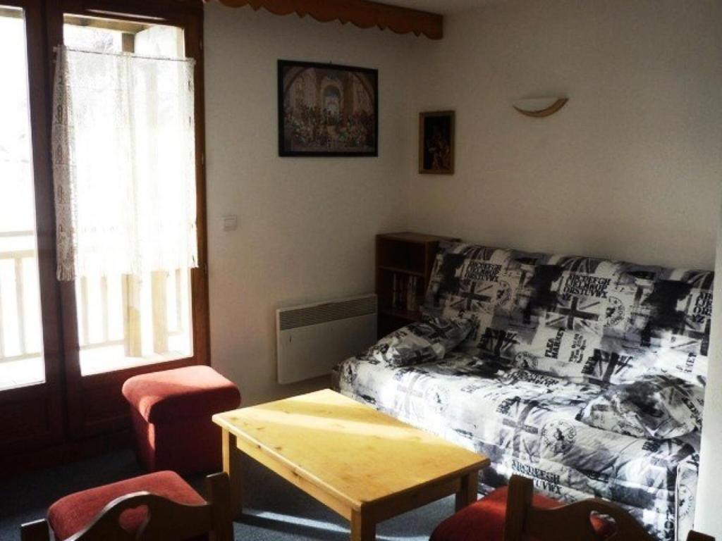 une chambre avec un lit, une table et des chaises dans l'établissement Résidence Balcons Du Soleil - TROIS PIECES 7 pers - RESIDENCE BALCONS DU SOLEIL n° 313 MAE-7434, à Orcières