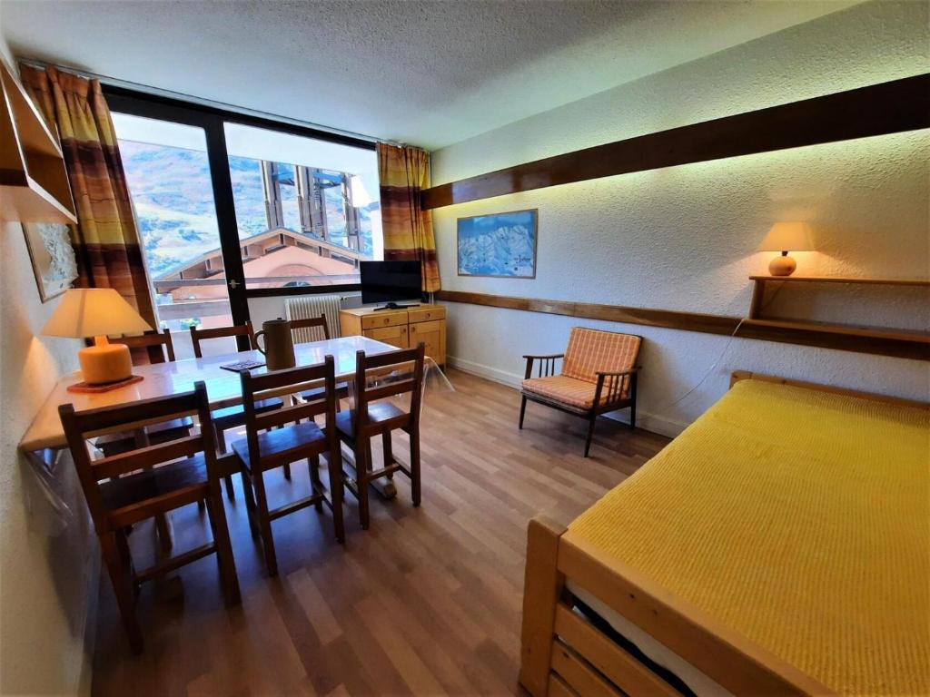 une pièce avec une table et des chaises et une chambre dans l'établissement Résidence Belledonne - Appartement 6 pers ski au pied à la Croisette aux Menuires MAE-4714, aux Menuires