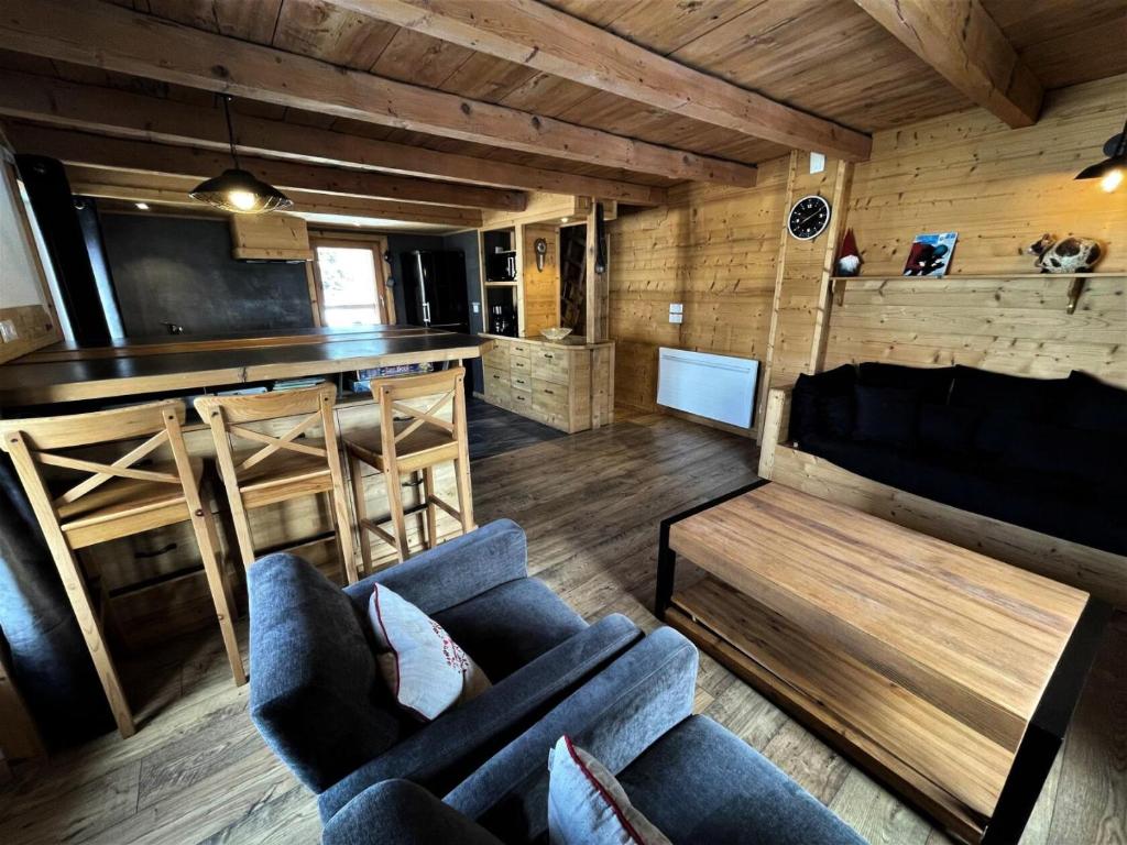 un salon avec un canapé et un bar dans l'établissement Chalet La Tarine - Maison individuelle rénovée à St Martin de Belleville MAE-4804, à Saint-Martin-de-Belleville