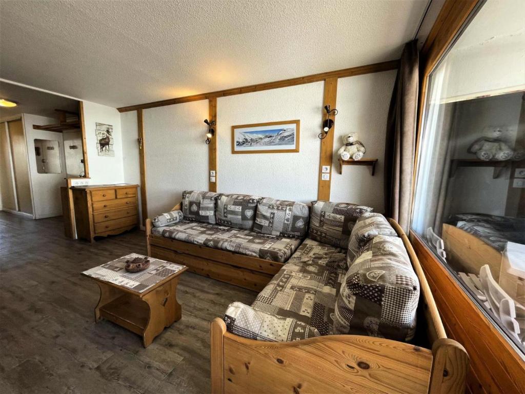 un salon avec un canapé et un lit dans l'établissement Résidence Chaviere - Grand 2 pièces au coeur des Ménuires, ski aux pieds MAE-4844, aux Menuires